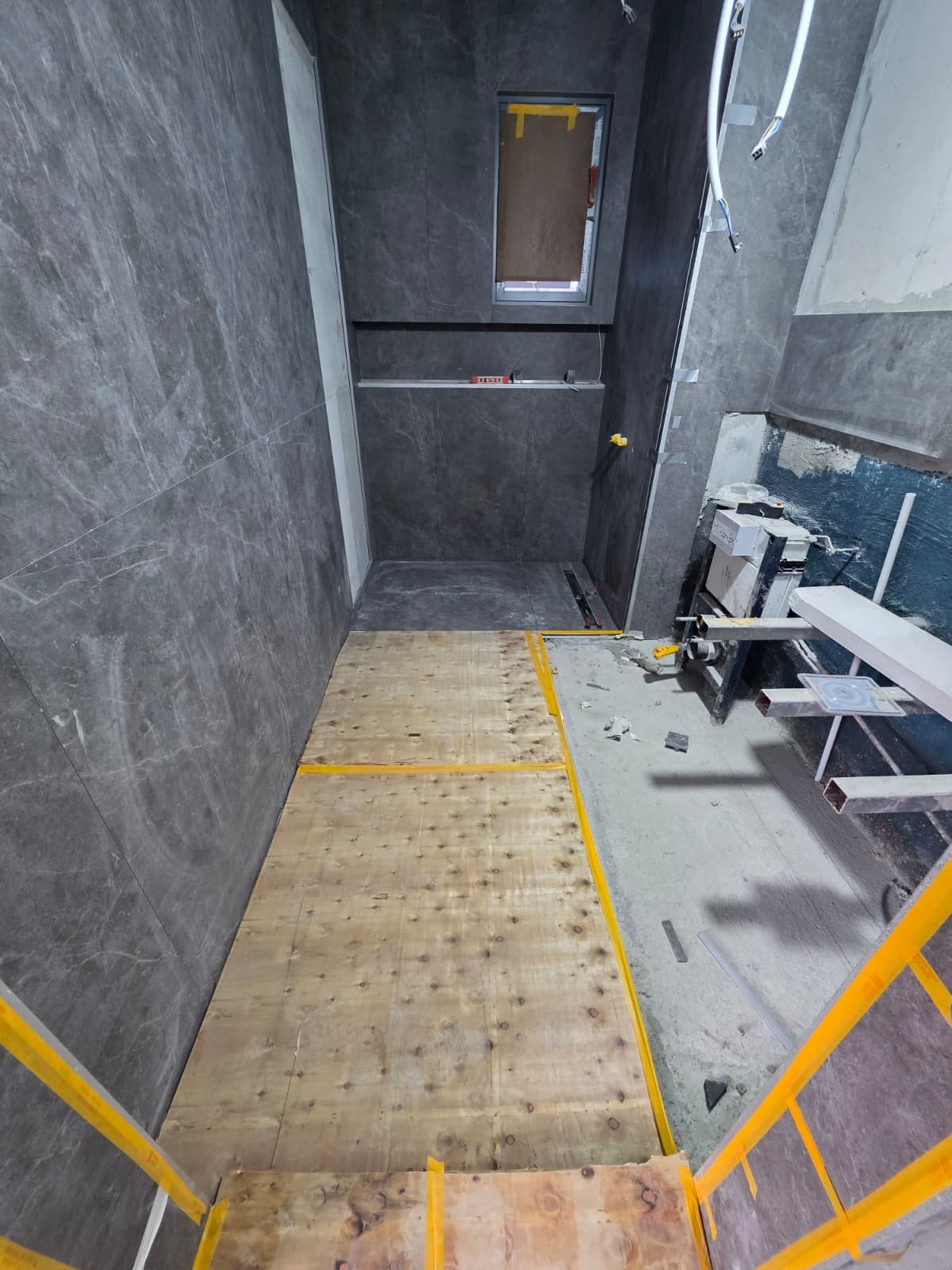 Bathroom wall tiling with recessed niche