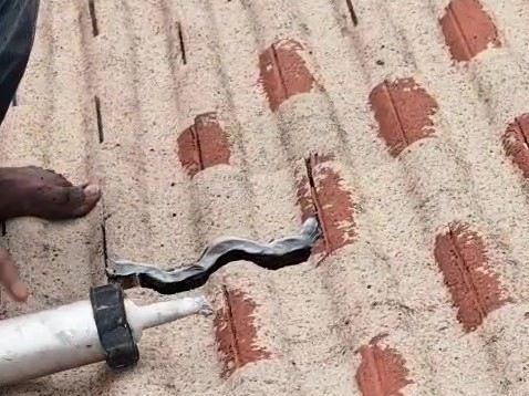 Sealing cracks and joints on roof tiles by hand